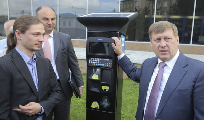 Мэр Анатолий Локоть торжественно презентовал паркомат. Но через некоторое время презентуемый таинственным образом исчез. Зачем все это было? Фото Михаила ПЕРМИНА