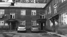 Дом №13 на улице Серафимовича горел, был восстановлен, и теперь его ремонтируют вновь. Фото автора
