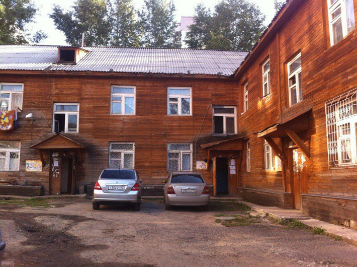 Дом №13 на улице Серафимовича горел, был восстановлен, и теперь его ремонтируют вновь. Фото автора