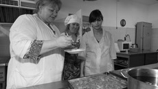 Профессионалы помогают молодым мамам осваивать кулинарное мастерство. Фото Аркадия УВАРОВА