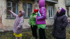 Разве здесь можно жить? Фото Аркадия УВАРОВА