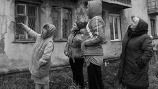 Разве здесь можно жить? Фото Аркадия УВАРОВА