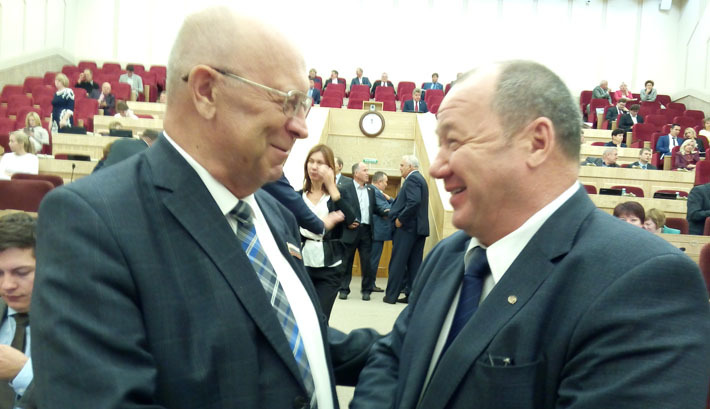 За «социалку» можно не волноваться, заверил Александр Морозов лидера профсоюзов Александра Козлова (слева). Фото Валентины МАЛЬЦЕВОЙ