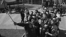 Новосибирские бойцы перед отправкой на очередную стройку. Фото Михаила ПЕРМИНА (архив)