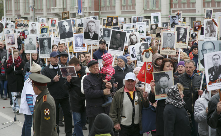 Бессмертный полк в День Победы продемонстрировал, насколько жители области единодушны: на улицы городов и сел вышли сотни тысяч неравнодушных к общей памяти и скорби. Фото Аркадия УВАРОВА