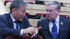 Министр Евгений Ким (фото слева) уточнил: передача полномочий задумана только от сельских поселений, причем в разгар отопительного сезона резких изменений не произойдет. Депутат Евгений Покровский согласился, что с точки зрения бизнеса реформы нужны. Фото Валентины МАЛЬЦЕВОЙ