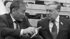 Министр Евгений Ким (фото слева) уточнил: передача полномочий задумана только от сельских поселений, причем в разгар отопительного сезона резких изменений не произойдет. Депутат Евгений Покровский согласился, что с точки зрения бизнеса реформы нужны. Фото Валентины МАЛЬЦЕВОЙ