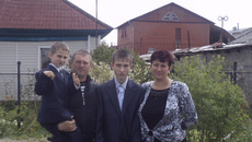 Снимки счастливых родителей и детей в виртуальном семейном альбоме Куприяновых напоминают о том, как им хорошо жилось в отстроенном, но теперь, увы, сгоревшем до тла доме. Хочется верить, что в недалеком будущем мы увидим семейный фотопортрет в новом интерьере. Фото, сохранившиеся в социальных сетях, предоставила Ольга КУПРИЯНОВА