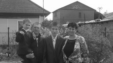 Снимки счастливых родителей и детей в виртуальном семейном альбоме Куприяновых напоминают о том, как им хорошо жилось в отстроенном, но теперь, увы, сгоревшем до тла доме. Хочется верить, что в недалеком будущем мы увидим семейный фотопортрет в новом интерьере. Фото, сохранившиеся в социальных сетях, предоставила Ольга КУПРИЯНОВА