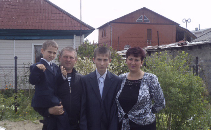 Снимки счастливых родителей и детей в виртуальном семейном альбоме Куприяновых напоминают о том, как им хорошо жилось в отстроенном, но теперь, увы, сгоревшем до тла доме. Хочется верить, что в недалеком будущем мы увидим семейный фотопортрет в новом интерьере. Фото, сохранившиеся в социальных сетях, предоставила Ольга КУПРИЯНОВА