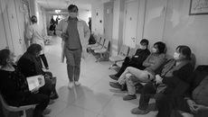 Если у пациента подтвердился диагноз «грипп», его доставят на машине скорой помощи в следующие медучреждения: взрослые больные направляются в городскую инфекционную больницу № 1, дети — в больницу № 3 в Мочище. Фото Аркадия УВАРОВА