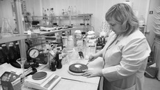 В испытательном центре ФБУ «Новосибирский ЦСМ» все тайное становится явным. Фото Аркадия УВАРОВА