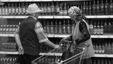 В Новосибирской области крепкие и слабоалкогольные напитки легально производят пять предприятий. Фото Аркадия УВАРОВА