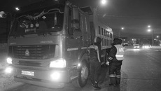 Ездить по ровным дорогам — удовольствие, стоящее бюджету немалых денег. Затраты «разделят» с нарушителями ПДД. Фото Аркадия УВАРОВА