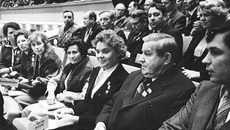 Делегаты XXVI съезда КПСС от Новосибирской области. Третья справа — Удалая. Март 1981 года.  Фото из архива Раисы УДАЛОЙ