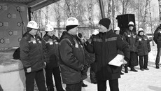 Все участники финала в прошлом году получили звание «Рабочий месяца». Вадим Семендяев, кстати в прошлом уже становившийся рабочим года, стал лучшим сотрудником по итогам двух месяцев. Во время праздника каждый из конкурсантов рассказал о себе. Алексей Ерохов, например, мечтал стать экскаваторщиком еще со школы. Марина Денисенко ждет пополнения в семье, это событие должно произойти летом. А Генрих Эрбес совсем недавно вот уже в пятый раз стал отцом. Фото Натальи КРИВЯКИНОЙ