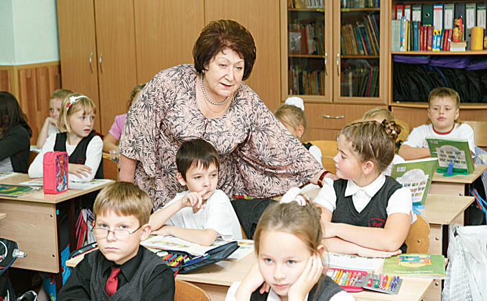 Ирина Михайловна Михно. Отличник народного просве­щения, заслуженный учитель Российской Федерации, почетный житель Ленинского района. Награждена медалью ордена «За заслуги перед Отечеством» II степени, ее имя занесено в энцикло­педию «Лучшие люди России». Победитель всероссийских профессиональных конкурсов «Женщина — директор года» и «Управленческий ресурс». Имеет большой педагогический и управленческий опыт: 35 лет она возглавляет школу. Благодаря грамотному руководству учебное заведение с 1981 года успешно прошло путь от средней общеобразова­тельной школы до эксперимен­тальной площадки, 
школы-гимназии и в 1996 году первым в городе получило ста­тус муниципальной гимназии. На протяжении многих лет Вторая гимназия входит в сотню лучших образовательных учреждений России. Фото предоставлены Второй Новосибирской гимназией