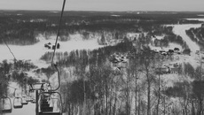 C высоты горнолыжной трассы Юрманка как на ладони. Фото Аркадия УВАРОВА