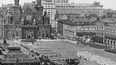 Кадры кинохроники: в августе 1945-го на Красной площади проходит первый послевоенный Всесоюзный парад физкультурников. Среди его участников — наша героиня Антонина Нехаева. Кадр из фильма «всесоюзный парад физкультурников». (1945)