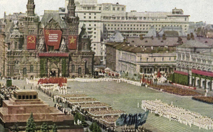 Кадры кинохроники: в августе 1945-го на Красной площади проходит первый послевоенный Всесоюзный парад физкультурников. Среди его участников — наша героиня Антонина Нехаева. Кадр из фильма «всесоюзный парад физкультурников». (1945)