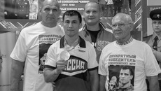 Легендарный наставник и его звездные воспитанники: Виктор Кузнецов (справа) поздравляет с победой Романа Власова после возвращения с Олимпиады в Рио. Фото предоставлены Фондом Александра Карелина