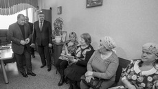 Депутаты Законодательного собрания Александр Морозов и Сергей Гайдук беседуют с жительницами улиц Мичурина и Шевченко. Фото предоставлено пресс-службой Законодательного собрания Новосибирской области