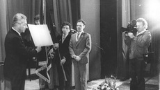 Министр связи СССР В. А. Шамшин вручает орден Трудового Красного Знамени ТЦУМС-8. 