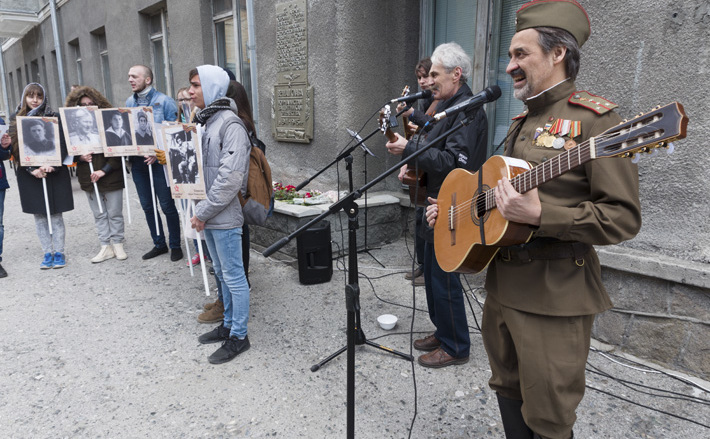 Акцию «Советской Сибири» поддержал бард-клуб «Гитара по кругу». Фото Аркадия УВАРОВА