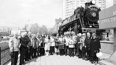 Ветераны Новосибирского региона ЗСЖД возле памятника-паровоза Н. А. Лунина. Фото предоставлено пресс-службой ЗСЖД