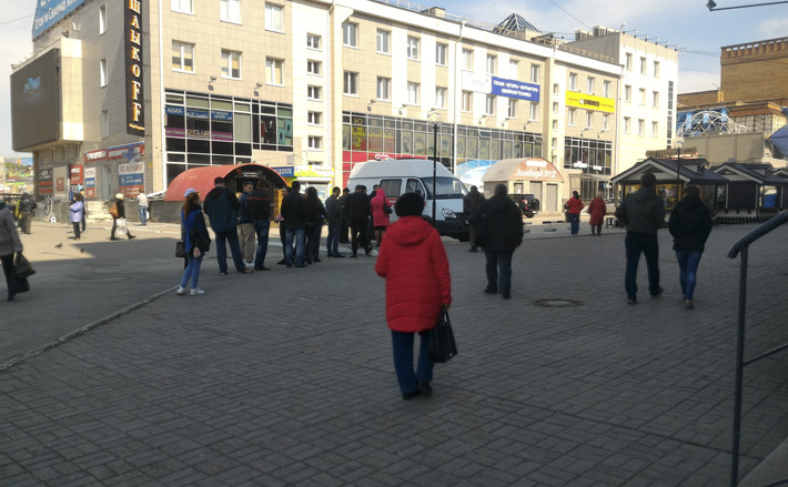 Мобильный пункт профилактики ВИЧ работает в разных частях Новосибирска по графику, который можно узнать на сайте http://www.spidnso.ru. Здесь каждый желающий может бесплатно за 15 минут узнать свой ВИЧ-статус. Фото Аркадия УВАРОВА