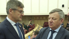 Василий Пронькин и Олег Подойма (слева) в перерыве продолжили обсуждение темы финансирования аграрного сектора. Фото Валентины МАЛЬЦЕВОЙ