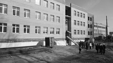 1 сентября в поселке откроется новая школа, в ней будут учиться 500 ребятишек. Фото Аркадия УВАРОВА