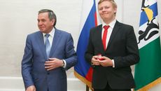 Губернатор Владимир Городецкий поздравил Дмитрия Ромского. Фото Аркадия Уварова