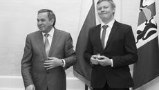 Губернатор Владимир Городецкий поздравил Дмитрия Ромского. Фото Аркадия Уварова
