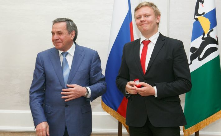 Губернатор Владимир Городецкий поздравил Дмитрия Ромского. Фото Аркадия Уварова