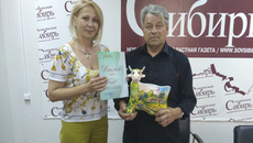Геннадий Сапрыкин, лауреат конкурса «Советской Сибири», поделился своей мечтой и принял в подарок сувенир-символ. Фото Алевтины АГАЛЬЦЕВОЙ
