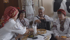 На празднике всем участникам предложили отведать украинского борща. Фото Юрия КОЛЬМАЯ