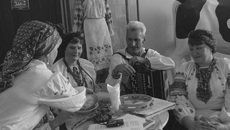 На празднике всем участникам предложили отведать украинского борща. Фото Юрия КОЛЬМАЯ