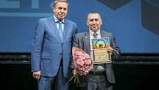 Губернатор Владимир Городецкий вручил Николаю Иванову, начальнику обогатительной фабрики «Листвянская-2», благодарственное письмо Министерства энергетики РФ. Фото предоставлены Сергеем ТИМОФЕЕВЫМ