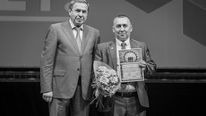 Губернатор Владимир Городецкий вручил Николаю Иванову, начальнику обогатительной фабрики «Листвянская-2», благодарственное письмо Министерства энергетики РФ. Фото предоставлены Сергеем ТИМОФЕЕВЫМ