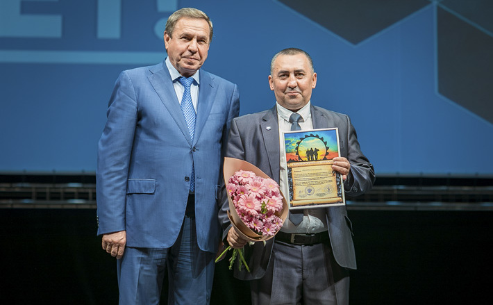 Губернатор Владимир Городецкий вручил Николаю Иванову, начальнику обогатительной фабрики «Листвянская-2», благодарственное письмо Министерства энергетики РФ. Фото предоставлены Сергеем ТИМОФЕЕВЫМ