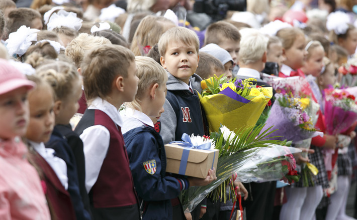 Первого сентября в регионе за парты сядут 313,9 тысячи школьников с 1-го по 11-й класс. Фото Аркадия УВАРОВА (архив)