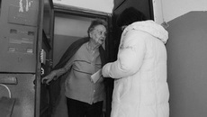 Стоит ли доверять незнакомым людям, стучащим в вашу дверь и предлагающим ненужные услуги и товары? На опыте нашей собеседницы советуем не вступать с ними в диалог, тем более не впускать в квартиру. Вдруг это аферисты?