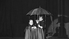 Соня Жукова
и Настя Дюкарева в эстрадной миниатюре «Ожидание»