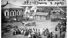 На площади у Вознесенской церкви жители Сузуна провожают односельчан в армию. 15 сентября 1909 года. Фото с сайта  www.suzun.nso.ru