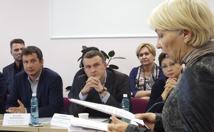 Председатель совета дома Елена Шушпанова и руководители управляющих компаний довольно резко высказались против давления на них со стороны общественников из «ЖКХ. Контроль-Новосибирск». Фото Анны ШЕСТЕРНИНОЙ