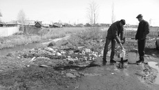 За питьевой водой зимой и летом люди отправляются либо к колонке, либо к роднику, либо в магазин... Фото Анатолия Смирнова