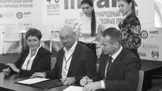 Соглашение о строительстве производственно-логистического комплекса компании «IEK» заключили гендиректор ПЛП Ирина Бокова, член совета директоров группы компаний «IEK» Валерий Адлюков и&nbsp;глава областного АИР Александр Зырянов. Фото Аркадия УВАРОВА