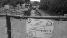 С началом отопительного сезона у коммунальщиков работы прибавилось: то здесь, то там из-под земли начинают парить старые трубы теплотрасс. Фото Аркадия УВАРОВА