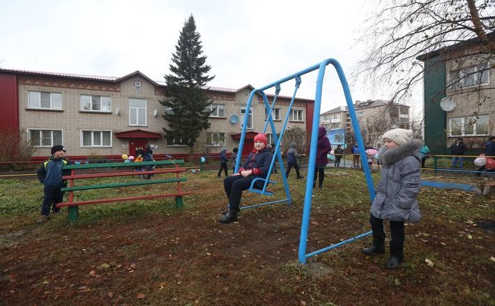 Во дворах многоквартирных домов № 11, 12, 13 агрогородка в Верх-Ирмени Ордынского района разбиты клумбы, альпийская горка, огорожена детская площадка, заасфальтированы подходы, установлено светодиодное освещение на домах. Фото с сайта nso.ru